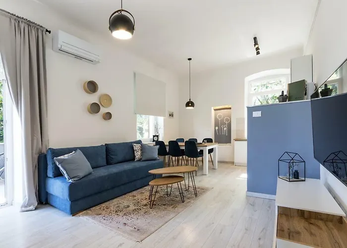 *** Lounge Terrace With The Harbour View / Centre ***