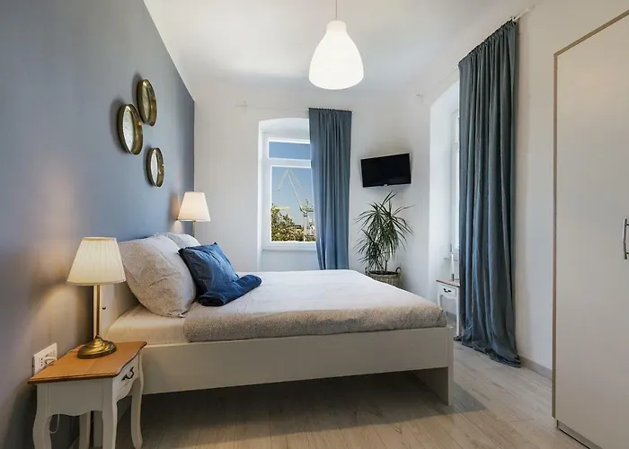 *** Lounge Terrace With The Harbour View / Centre ***